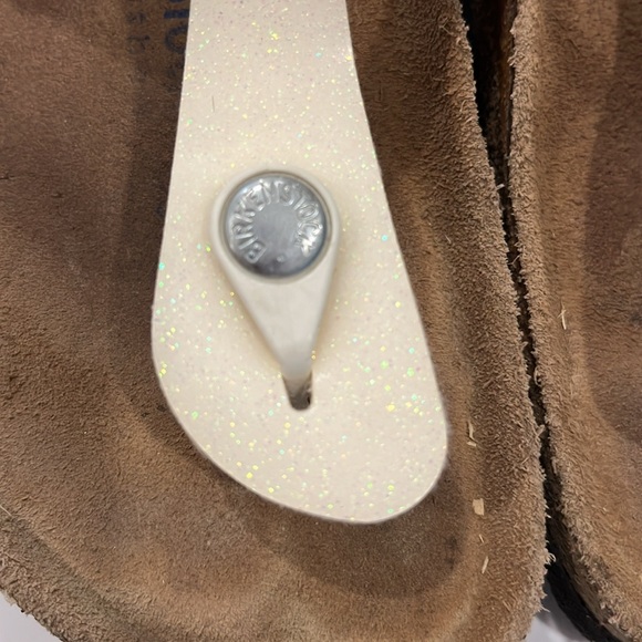 EUC Cream colour Birkenstock Gizeh leather sandals. - Picture 4 of 8